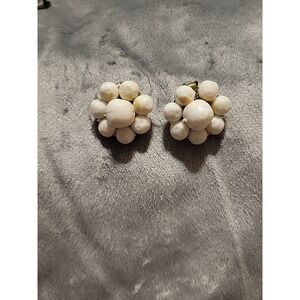 vintage chunky‎ flower cluster clip on earrings white